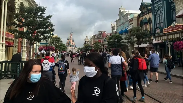 Без ковідної перепустки не потрапити не лише в Лувр, але й в паризький Діснейленд