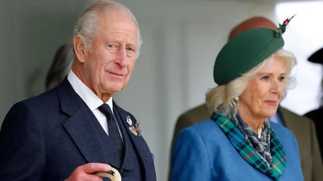 Król Karol III i królowa Kamila uczestniczą w uroczystościach Braemar Royal Highland Gathering w parku memorialnym im. Princess Royal i księcia Fife w Braemar w Szkocji, 6 września 2025 roku. Król ma na sobie czarny krawat na znak żałoby po śmierci Katarzyny, księżnej Kentu.
