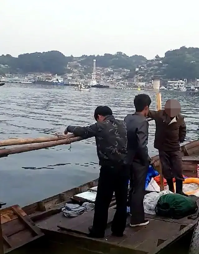 지난 15일 목선을 타고 삼척항 부두에 정박한 북한 선원