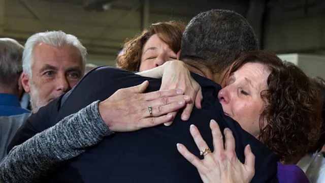 Barack Obama consuela a los familiares de las víctimas del tiroteo masivo de la Escuela Primaria de Sandy Hook, el 3 de abril de 2013.