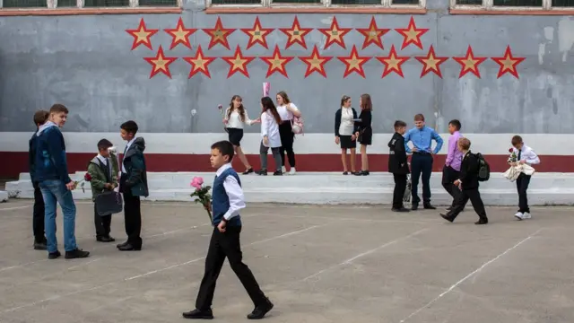 дети в школьном дворе