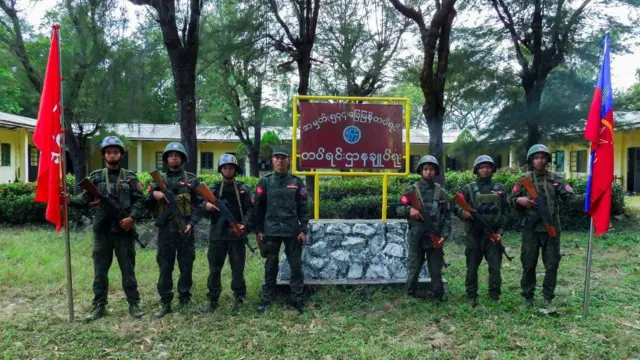 ၂၀၂၄ ဒီဇင်ဘာတုန်းက ရခိုင်၊ တောင်ကုတ်က တပ်ရင်းဌာနချုပ်ကို သိမ်းပြီးနောက် အေအေ ထုတ်ပြန်လာတဲ့ပုံ