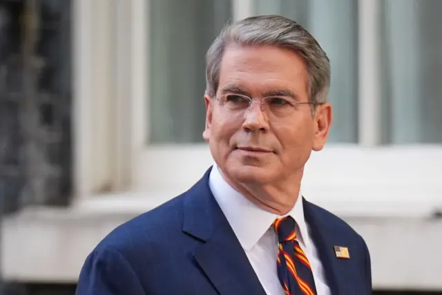 Scott Bessent, vistiendo una chaqueta de traje azul, camnisa blanca y corbata azul con rayas rojas y amarillas.