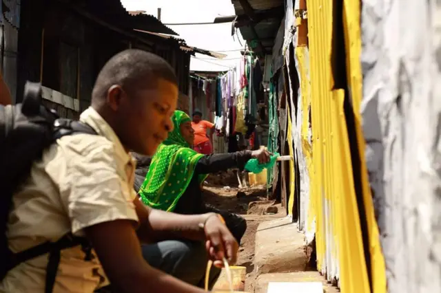 Wakaazi wa Kibera wakishirikiana katika kupaka rangi mskiti Kibera kuonyesha umoja kati ya uislamu na ukristo
