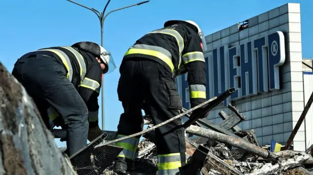 Bombeiros removendo escombrosbetnacional fora do ar hojesupermercado destruído