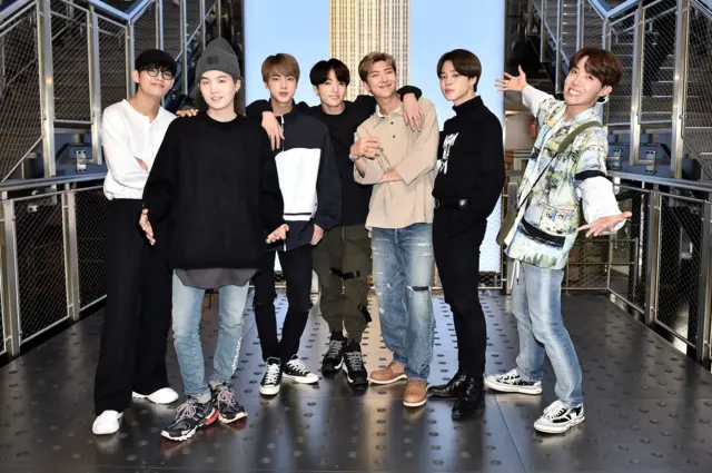 V, Suga, Jin, Jungkook, RM, Jimin, i J-Hope z zespołu K-Pop Group BTS odwiedzają wieżowiec Empire State Building, 21 maja 2019 r. w Nowym Jorku.