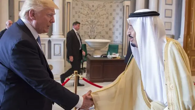 Trump, 21 Mayıs 2017'de Riyad'a giderek Suudi Arabistan Kralı Selman'la bir araya gelmişti