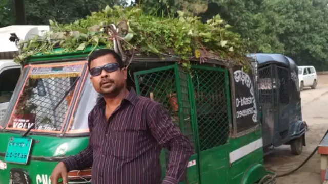 সিএনজিকে সাথে নিয়ে চালক সাদেক আলী গাজী