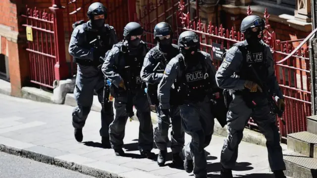 Британские полицейские отрабатывают антитеррористическую тактику