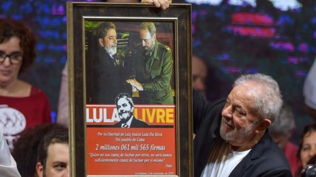 Lula carrega foto em que aparece ao lado de Fidel Castro
