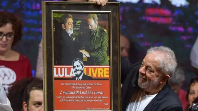 Lula carrega fotoaposta copa mundoque aparece ao ladoaposta copa mundoFidel Castro