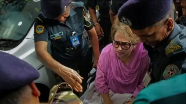 ২০১৮ সালের ৬ই অক্টোবর কারাগার থেকে হাসপাতালে নিয়ে যাওয়ার সময় খালেদা জিয়া।