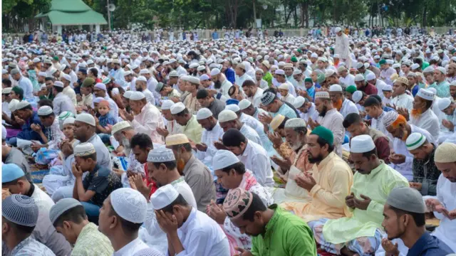 ঈদের জামাত সাধারণত খোলা ময়দানে হয়ে থাকে।