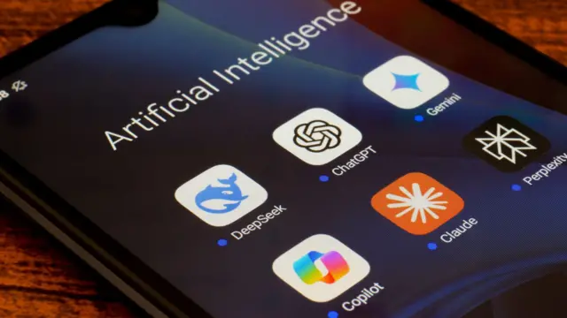 آیکونهای چند اپ مشهور هوش مصنوعی از جمله جمینی، چتجیپیتی، دیپسیک و کوپایلوت روی صفحه یک گوشی موبایل