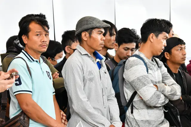 "เขาจะใส่ถุงแล้วมัดห่อรวมกันแยกจากคนบ้านเขาในห้องเย็น" แรงงานไทยที่กลับมา เล่า