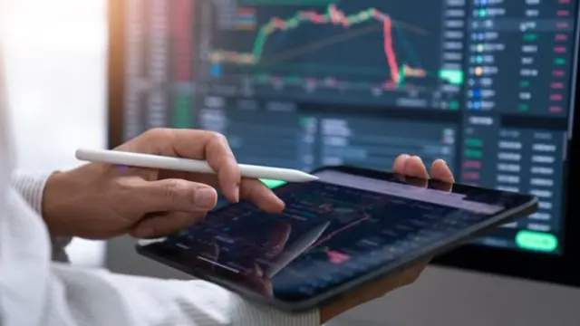 Des mains qui manipulent une tablette