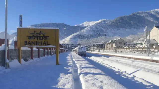 1995 मध्ये उधमपूरहून थेट बारामुल्लापर्यंत रेल्वे नेण्याची योजना आकाराला आली