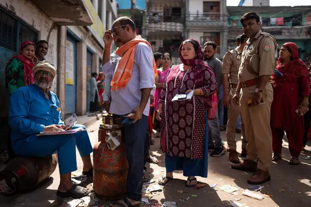 রান্নার গ্যাসের সিলিন্ডারের জন্য দিল্লিতে লাইন 