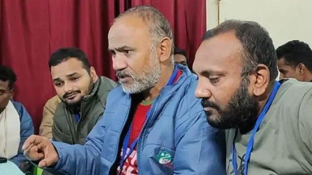 नीले जैकेट में गब्बर सिंह नेगी