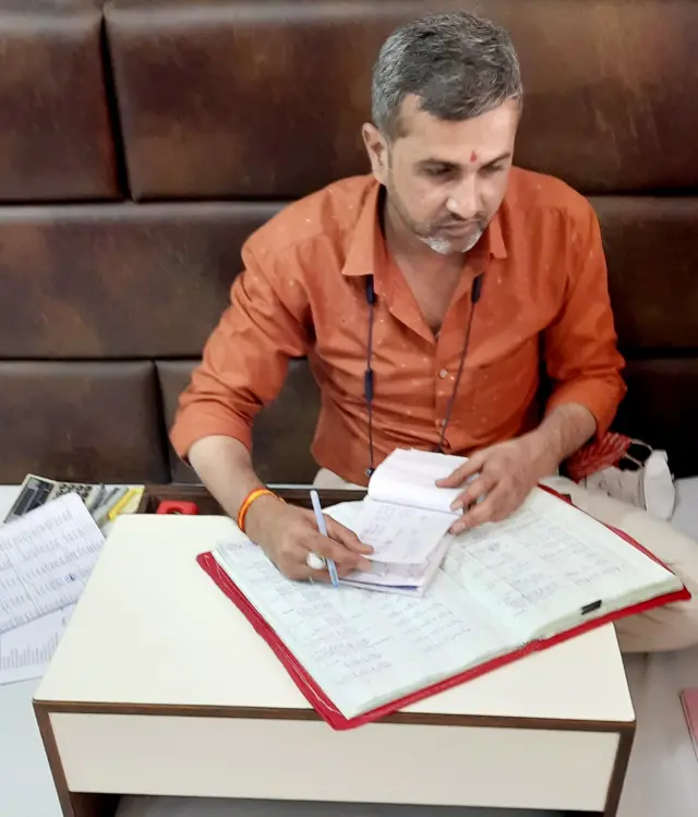 કિશોરભાઈનો ક્લાર્ક તરીકે 18 હજાર પગાર છે