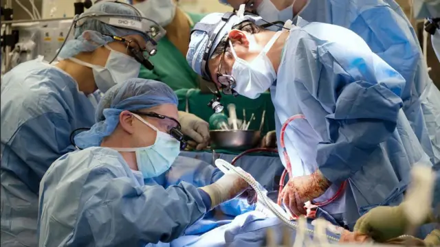 Awọn dokita ti wọn n ṣe iṣẹ abẹ pipaarọ kindinrin, ẹdọ ati ọkan Lopez wọ aṣọ olomi aro pẹlu ibomu ni imu wọn