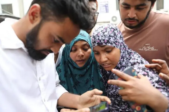 সন্তানদের ছবি নিয়ে অনেকে হাসপাতালে হাসপাতালে ঘুরছেন