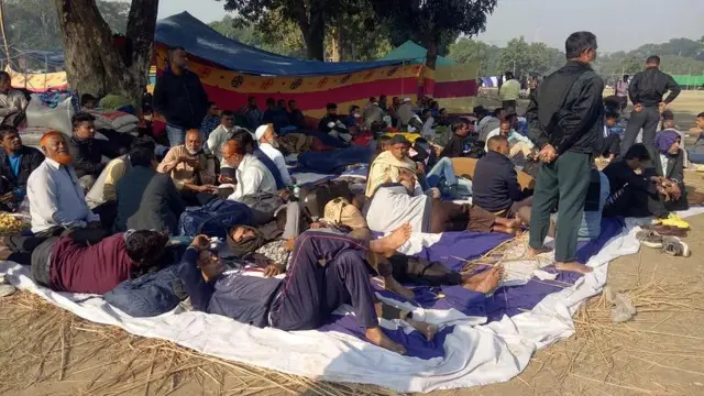 রাজশাহীতে নেতা কর্মীরা খোলা আকাশের নিচে অবস্থান নিয়েছেন