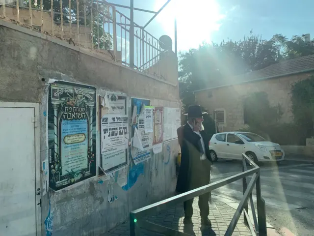 یک یهودی در حال صحبت با موبایل در خیابان در شهر سدیروت، اسرائیل