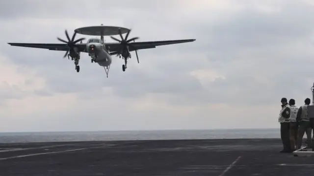 Самолет электронной разведки E-2C Hawkeye приземляется на авианосец "Карл Винсон" (14 марта 2017 года)