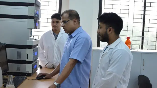 ল্যাবরেটরিতে গবেষণার কাজ চলছে।