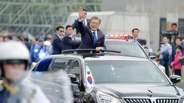 지난 2017년 5월 10일 국회에서 취임식을 마치고 청와대로 향하며 시민들을 향해 손을 흔들고 있는 문재인 대통령