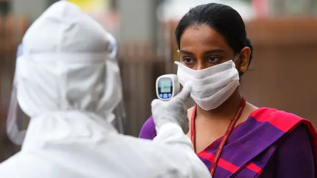 ''මේ වෙලාවේ ලොක්ඩවුන් කරලා තියෙන්නේ මිනිස්සුන්ව ගෙවල් ඇතුළට දාලා නෙමෙයි, එළියට දාලා''