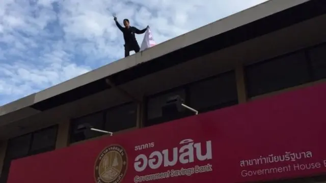 นายเฉลิม สอนนนฐี อายุ 43 ปี ชาวจังหวัดน่าน ได้ชูป้ายเรียกร้องให้นายกรัฐมนตรีช่วยแก้ปัญหา