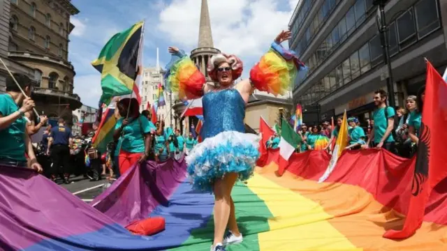 شارك عشرات الآلاف من الأشخاص في المسيرة