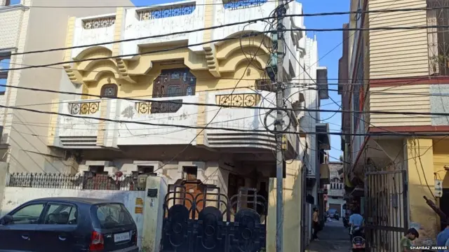 गली के द्वार के बाहर वो दूसरा मकान जिसे विकास मोहन अग्रवाल ने बेचा है.