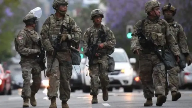 جنود من الجيش الأمريكي في الشوارع