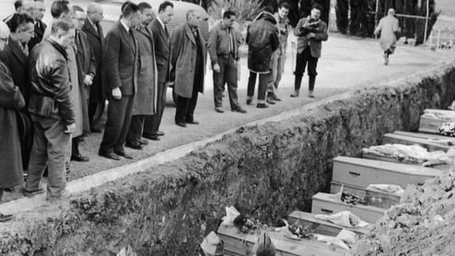 法国政客参加马尔巴塞溃坝死难者集体葬礼。