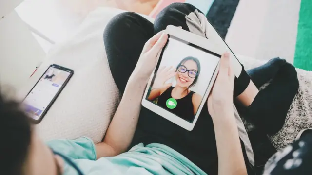 Dos amigas conversando por videollamada.