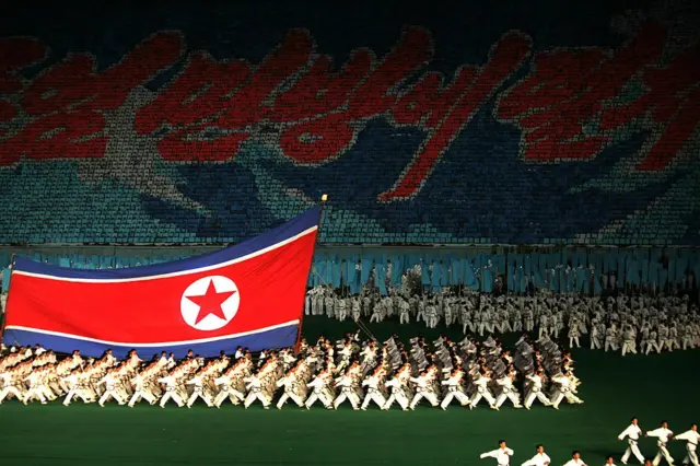 북한 집단체조의 율동은 일부러 어렵게 짜여 있다는 것이 하워드 교수의 지적이다