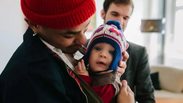 아이를 안고 있는 남성