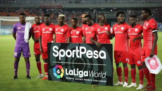 Wachezaji wa Simba kabla ya mechi dhidi yao na Sevilla kuanza.
