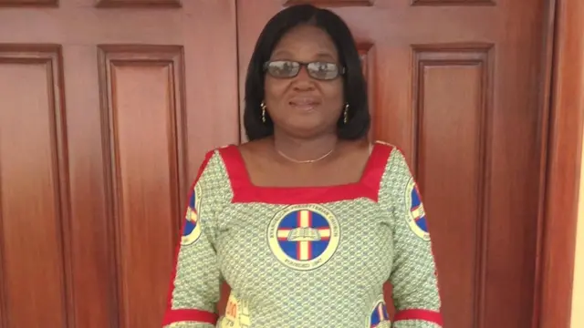 Elizabeth Ohene posa para foto