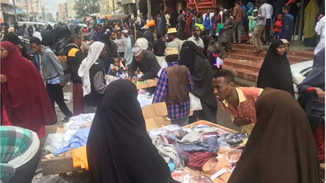 Dad ku mashquulsan dukaamaysi