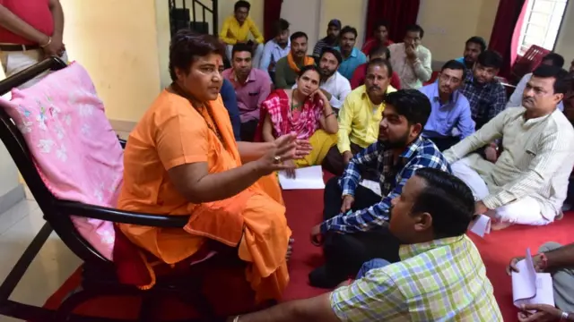 বিজেপি এমপি প্রজ্ঞা সিং ঠাকুর (গেরুয়া পোশাকে)