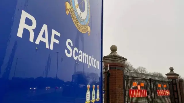 هنوز هیچ پناهجویی در فرودگاه نیروی هوایی سلطنتی اسکمپتون مستقر نشده است