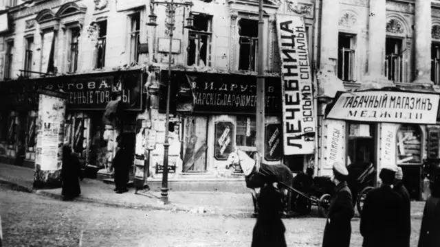 ரஷ்யா புரட்சியின்போது, தலைநகர் மாஸ்கோவில் அமைந்திருந்த சேதமடைந்த ஒரு கடை