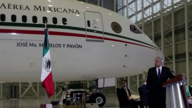 AMLO ante el avion