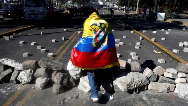 Manifestante frente a una barricada.