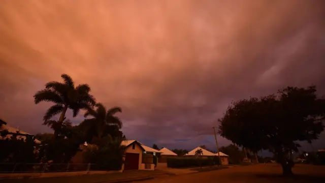 Awan badai menggumpal di kota Ayr, Queensland, Australia.