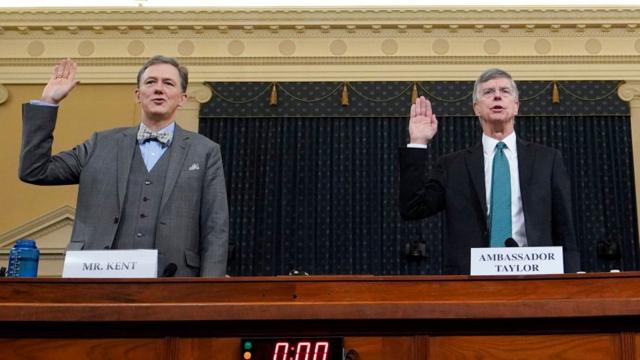 Phó trợ lý Thư ký vụ Á-Âu của Hoa Kỳ George Kent (trái) và Đại sứ Hoa Kỳ ở Ukraine, William (Bill) Taylor tại phiên điều trần hôm 13/11